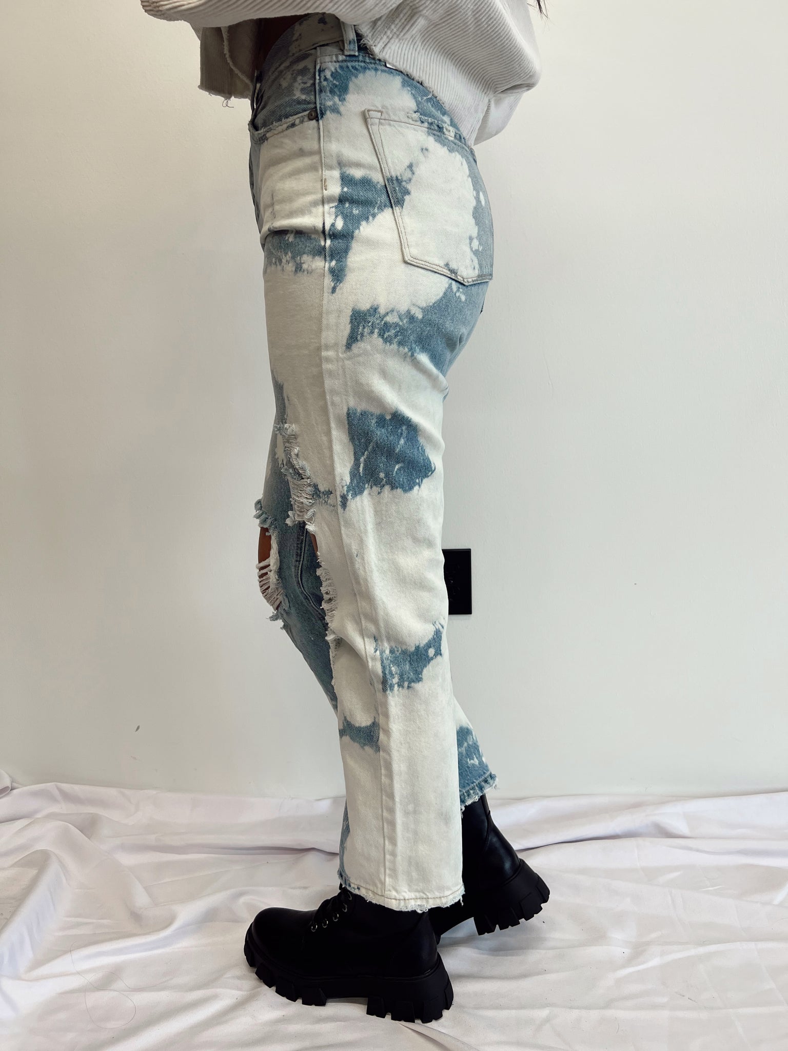 FINAL SALE- All Eyes On You Light Wash 90's Distressed Boyfriend Jeans