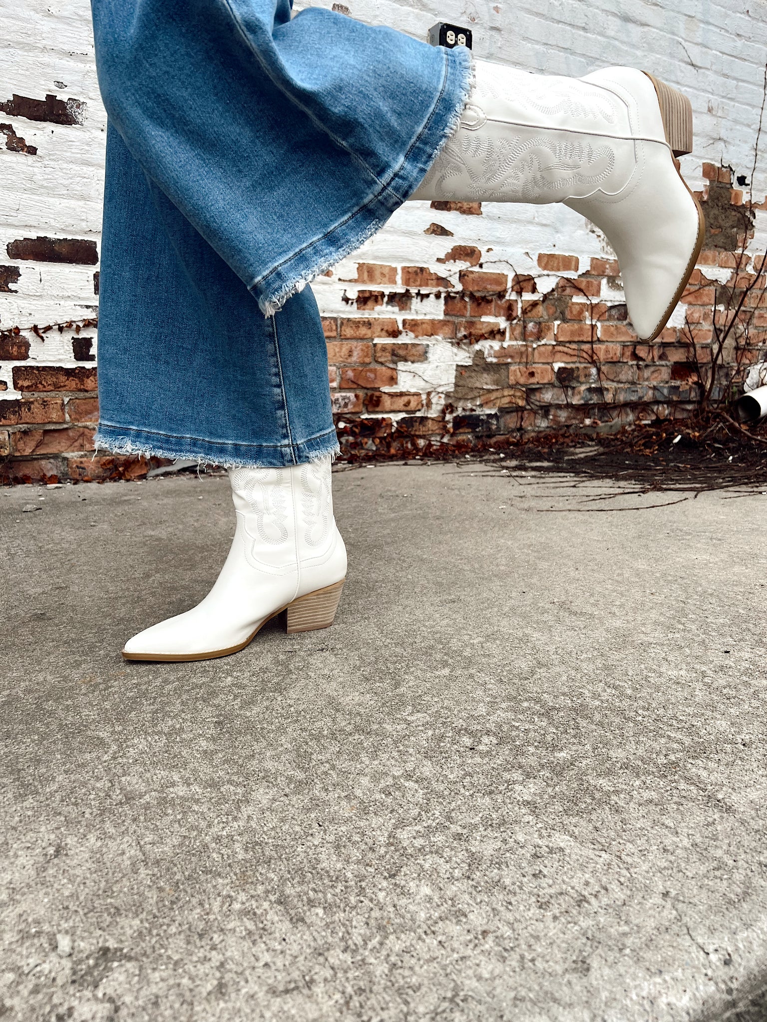 Amaya White Western Boots